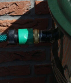 RENNER Metall-Regentonne Inkl. Steckanschluss, 150 L, Dunkelgrün -Gardena Verkäufe 6609481 WE DE 004 RegenwasserSammeltonnemitSteckanschlussca150l