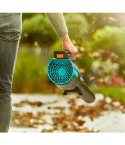 GARDENA Akku-Bläser PowerJet 18V P4A Set -Gardena Verkäufe 6726350 WE MO 011 GARDENAAkkuBlaeserPowerJet18VP4ASet 1